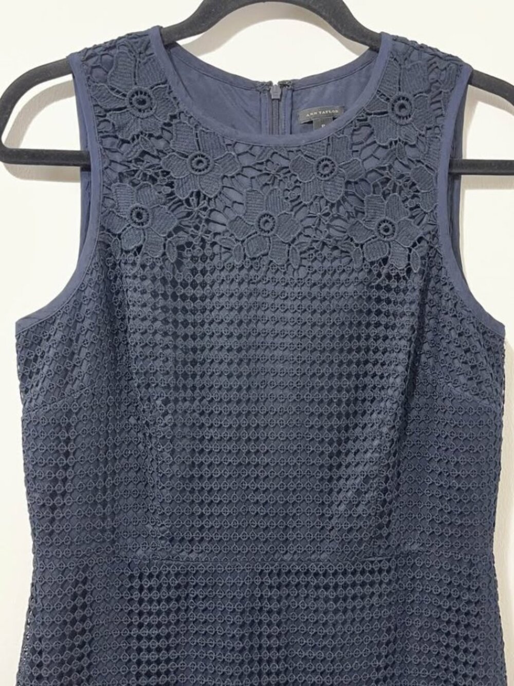 Ann Taylor Navy Floral Lace Semi Formal Knee Length Sleeveless Dress [size 8] - Picture 3 of 10